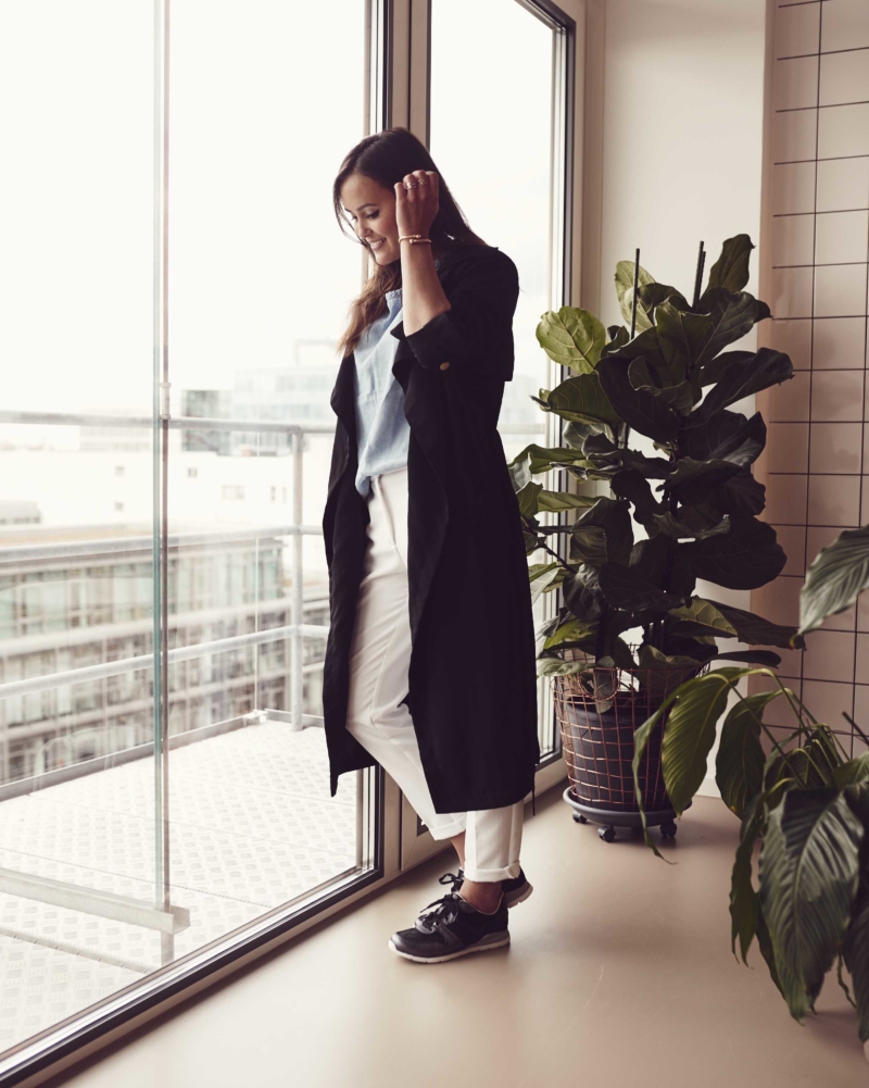 weiße Hose, Denim Shirt, UGG Sneakers schwarz, Andreas Ortner