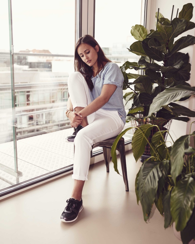 weiße Hose, Denim Shirt, UGG Sneakers schwarz, Andreas Ortner