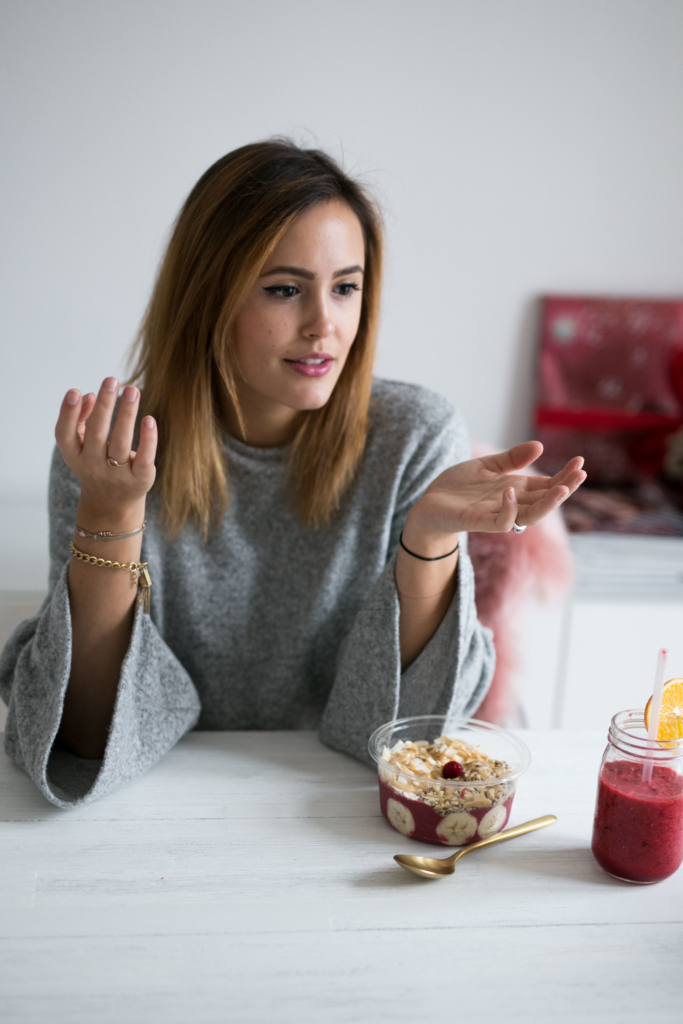 Bonprix Modestudie 2016, Designdschungel, Acai Bowl, Smoothie, Trompetenärmel, Pullover hellgrau