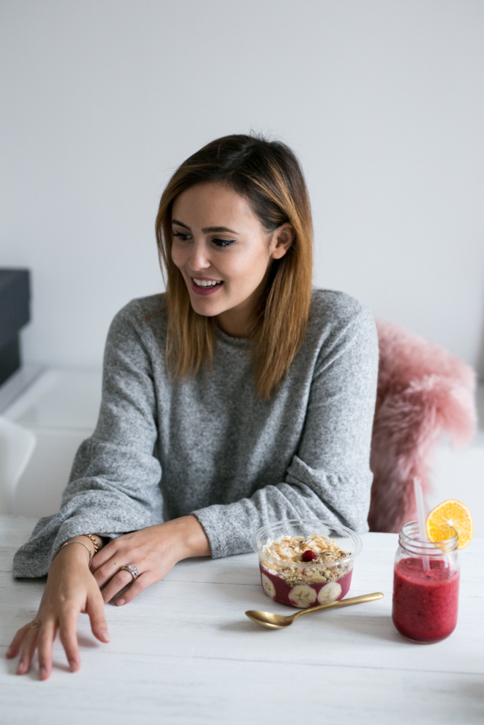 Bonprix Modestudie 2016, Pullover mit Trompetenärmeln hellgrau, Acai Bowl, Smoothie Himbeeren, rosa Fell, Schaffell rosa