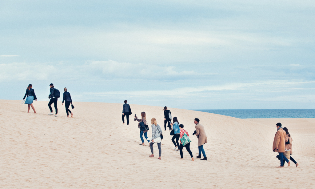 Menschenwanderung am Strand 