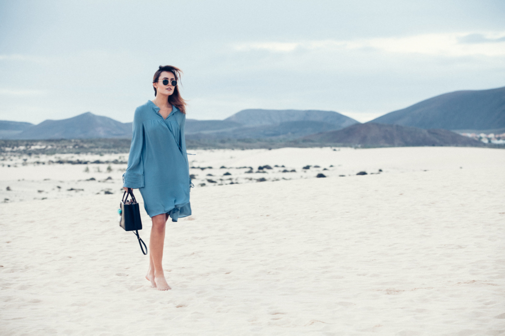 fa pure event auf fuerteventura - blaues Kleid, Sonnenbrille, Strand 