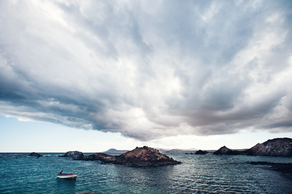 Meer, Felsen, Wolken 