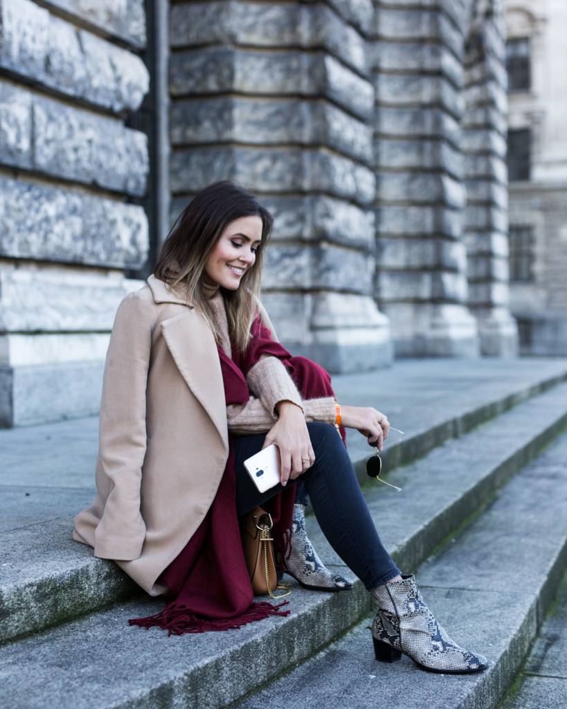 Boots: Ecco Pants: Zara* Knit: Custommade* Cape: Edited* Coat: Missguided Bag: Chloé Sunglasses: Ray Ban Smartphone: Huawei Mate 9