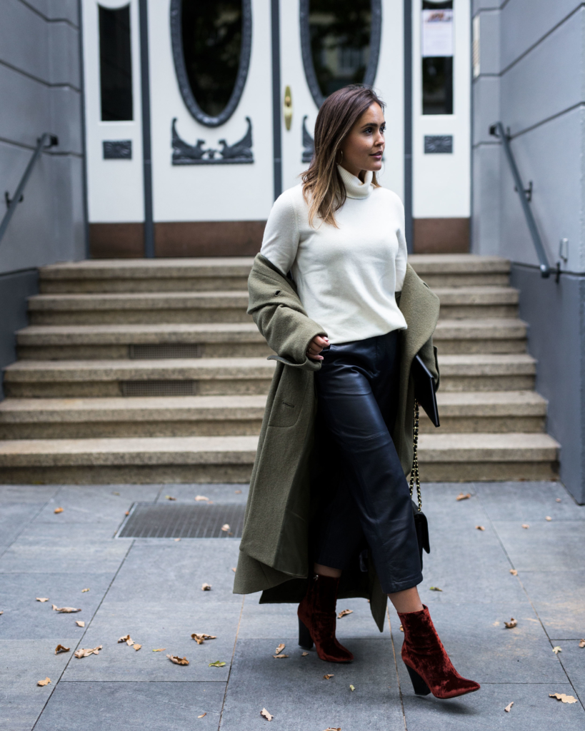 Leatherpants: Edited, Cashmere Knit: Uniqlo, Coat: Edited, Shoes: Zara