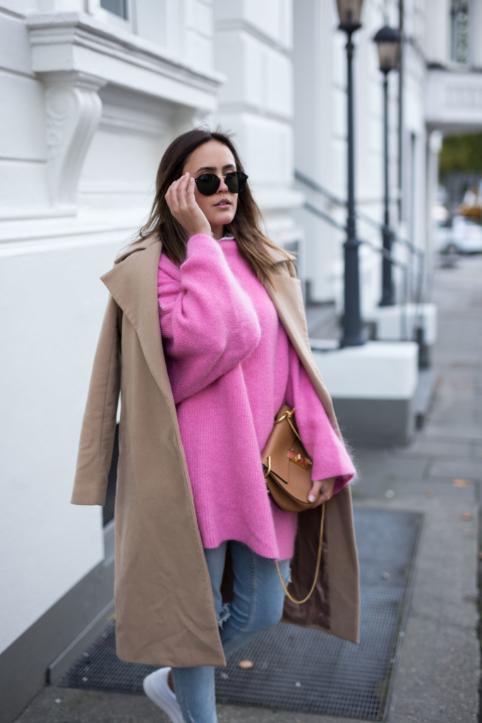 Sonnenbrille, Brauner Mantel, Pinker Pullover, Tasche, Jeans, Sneaker