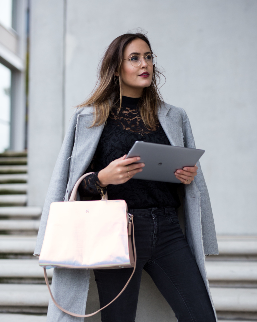 Huawei MateBook, Tablet, Notebook, Hafencity, Sarenza Pumps, Aigner Bag, Ray Ban Round Metal, Long Coat grau, Spitzenshirt schwarz, Lackpumps, metallic Handtasche