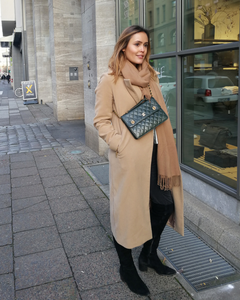Indirektes Licht - beige Mantel + Schal, Tasche