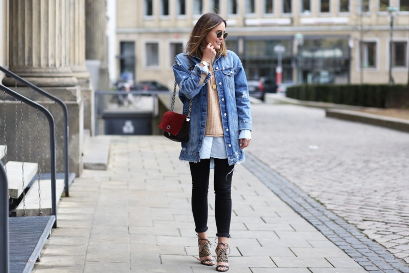 lange jeansjacke und beiger pullover