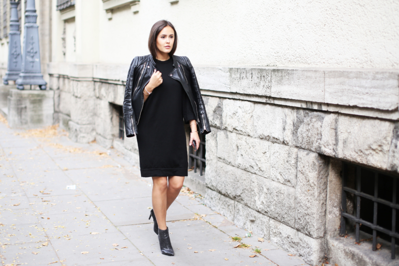 Herbstlook, All Black, Lederjacke, Ankle Boots, Python Boots, Strickkleid