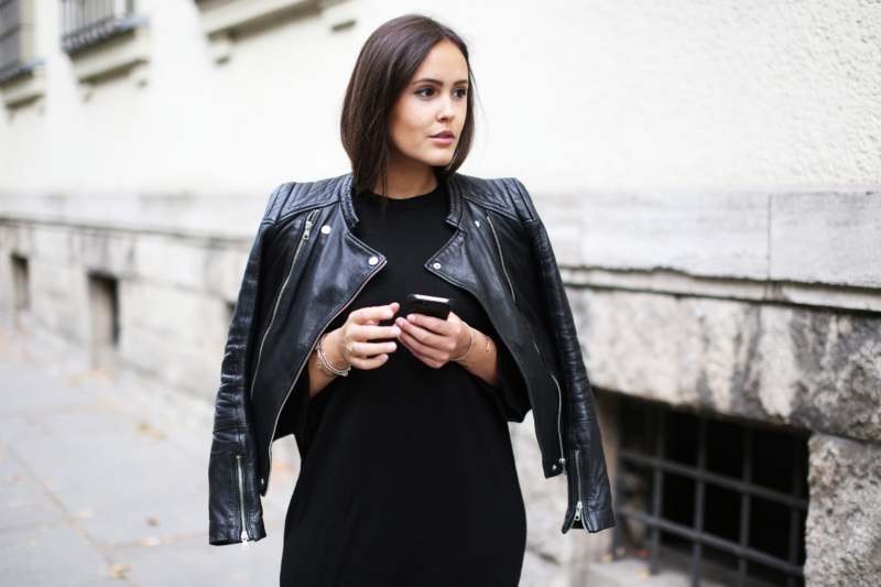 Herbstlook, All Black, Lederjacke, Ankle Boots, Python Boots, Strickkleid, Fashion Tipps, Herbst Outfit