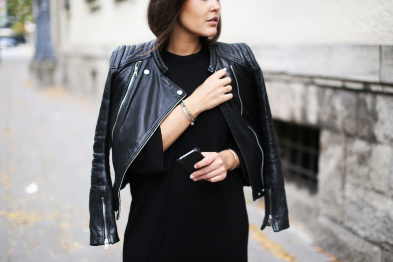 Herbstlook, All Black, Lederjacke, Ankle Boots, Python Boots, Strickkleid, Thomas Sabo Charm Bracelet, Accessoires