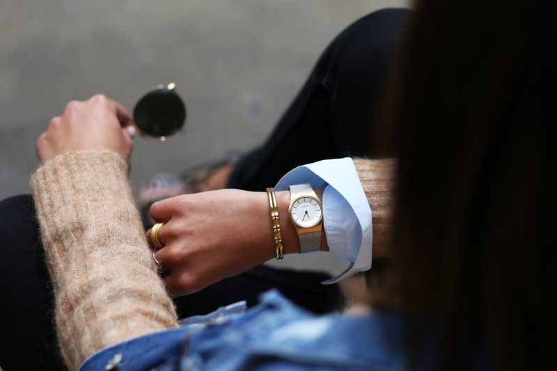 detailsaufnahme uhr schmuck sonnenbrille