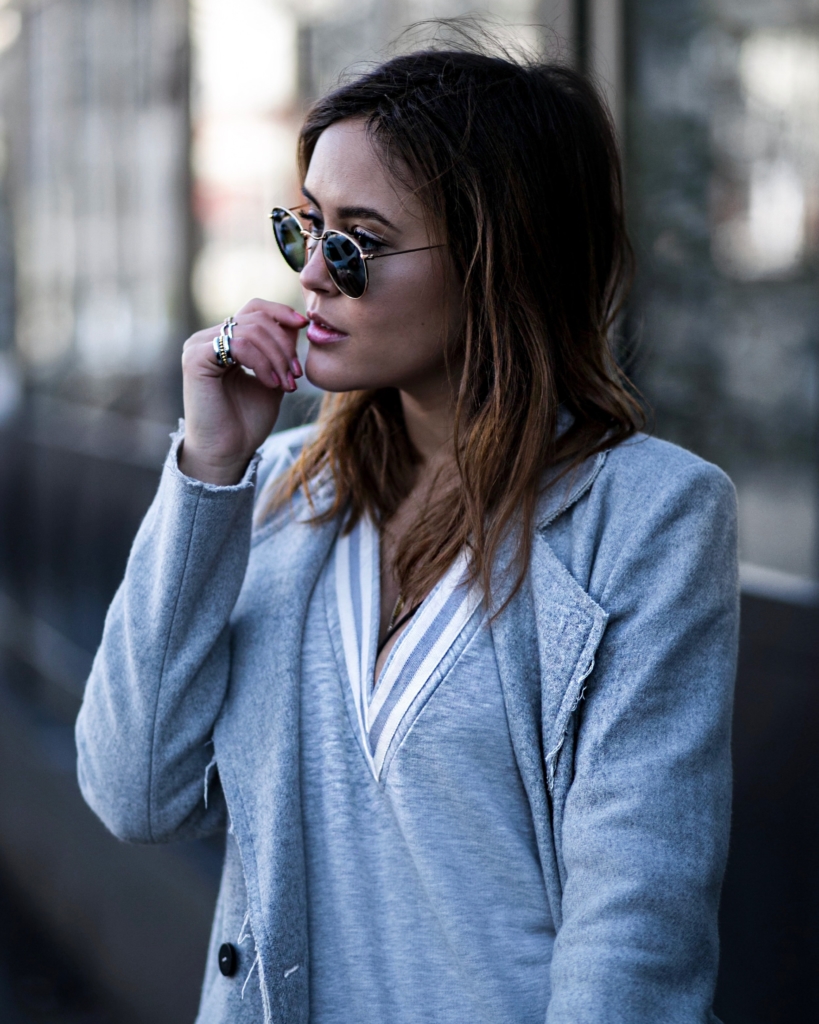 Sonnenbrille, Schmuck, grauer Mantel + Pullover