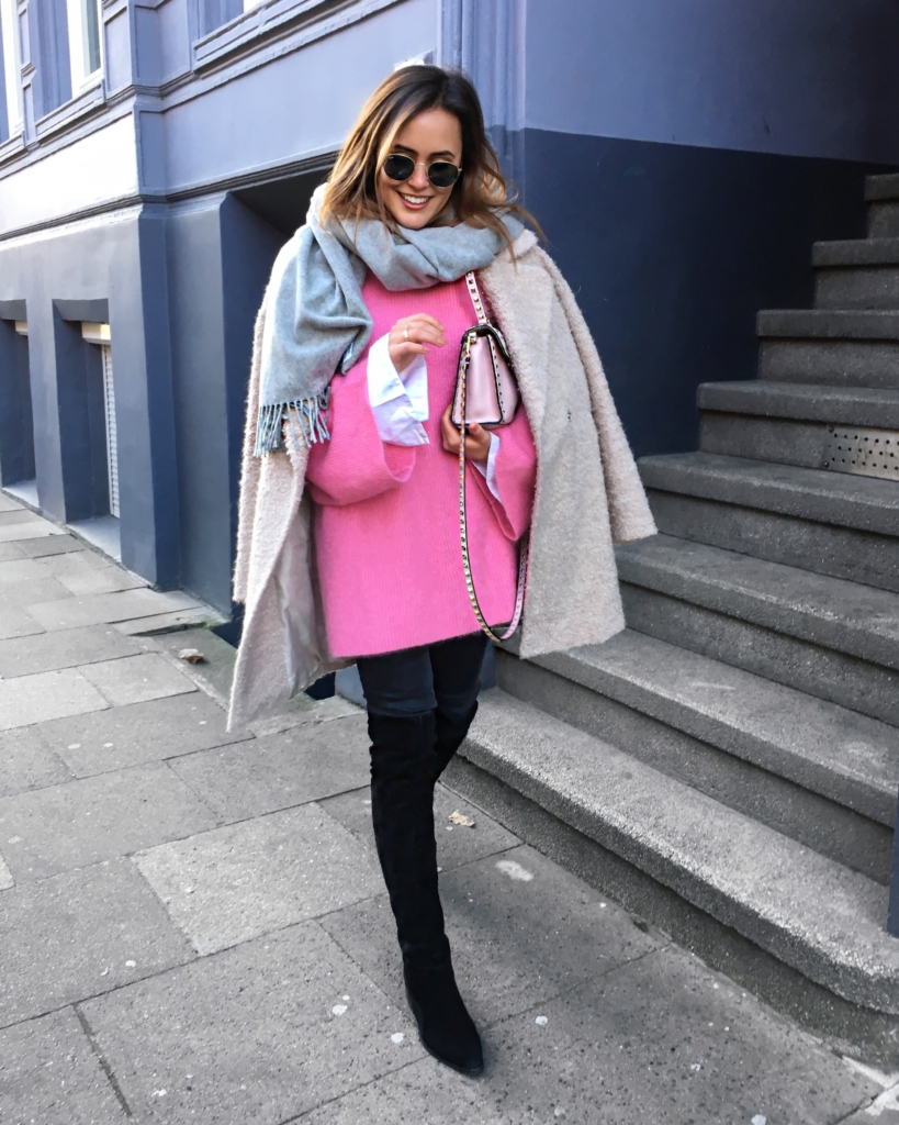 pinker Strickpullover, Hemd, Tasche, Jacke, Overknees, Sonnenbrille, Ring 