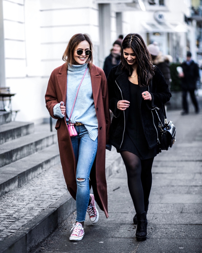 Streetstyle - brauner Mantel, Pullover, Jeans, pinke Converse, Sonnenbrille, Strumpfhose, Jacke, Tasche, schwarzes Kleid