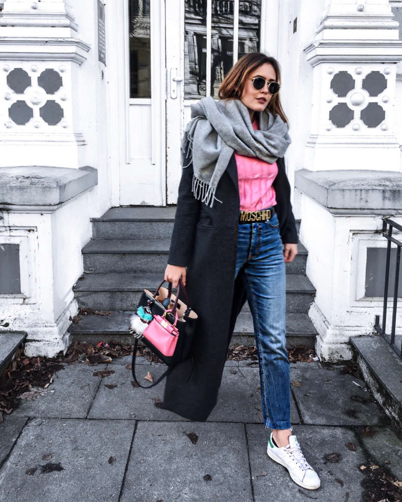 grauer Schal, Sonnenbrille, Jeans, Sneaker, Tasche 
