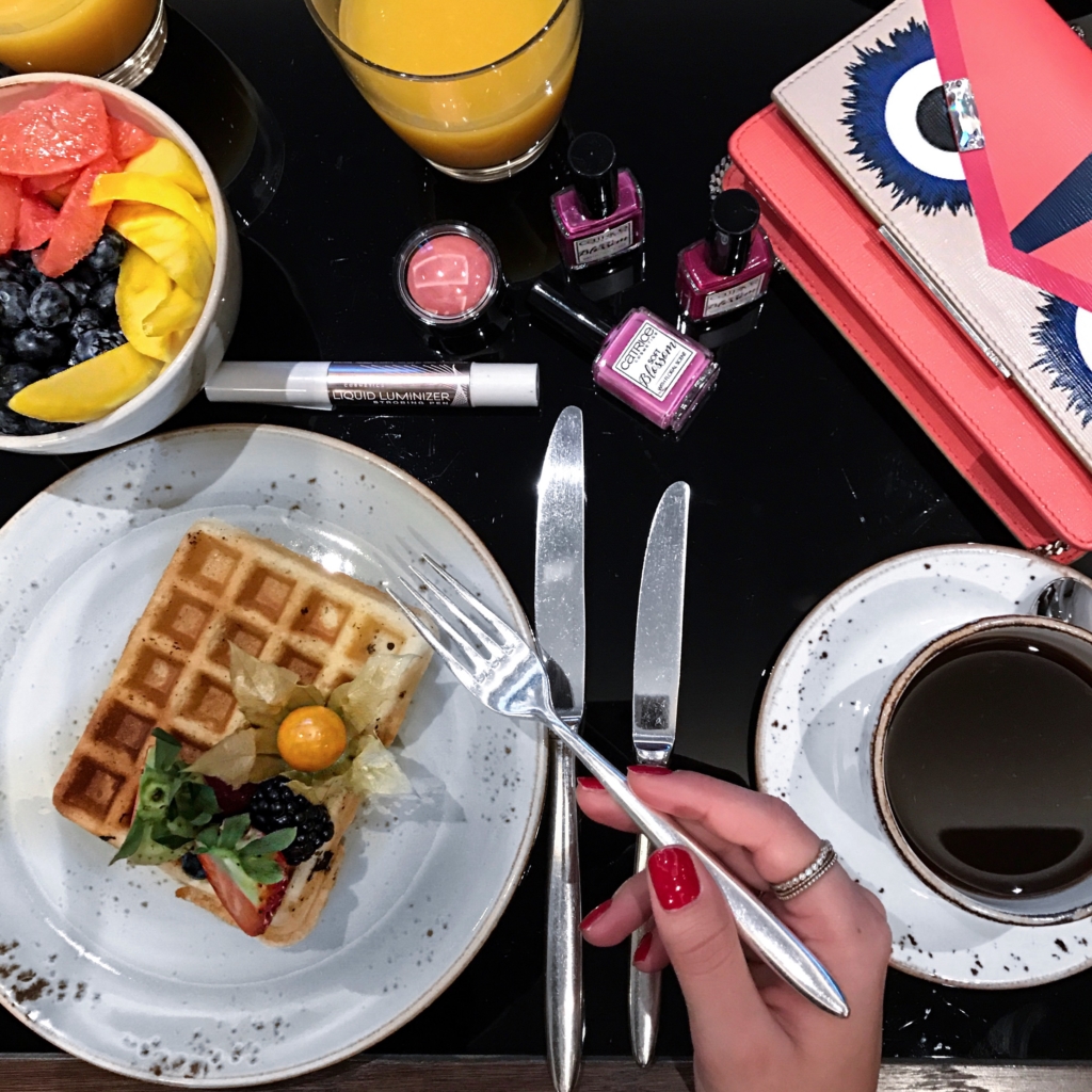 Nagelack, Waffel , Kaffee, Obstsalat, Tasche, Saft, 
