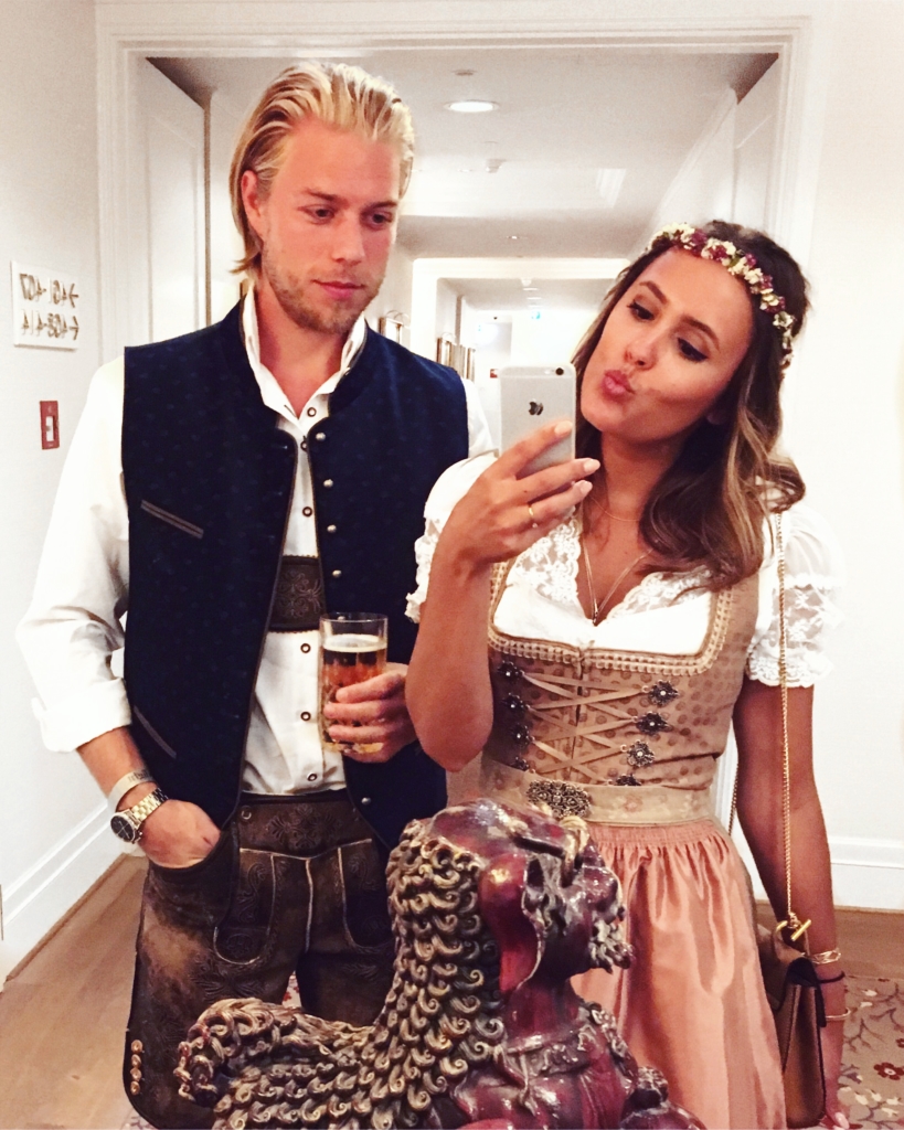 Drindl und Lederhose, Spiegelselfie, Freund