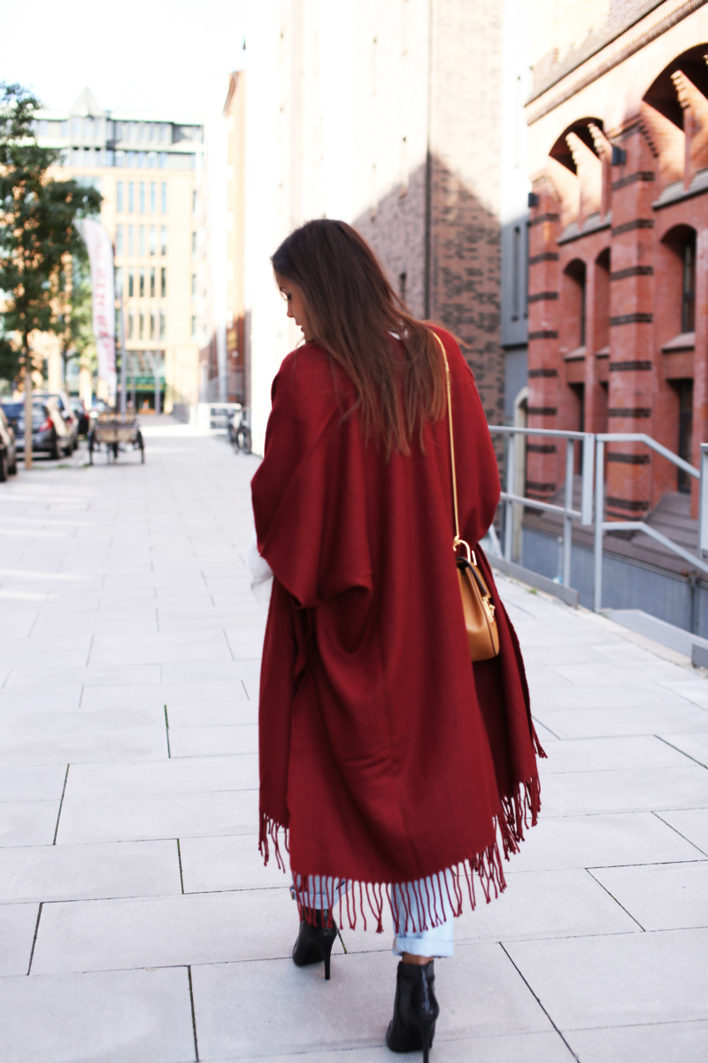 roter poncho mit fransen von edited