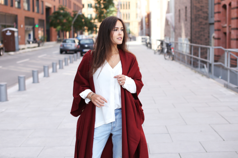 drestroyed blue jeans mit poncho und bluse
