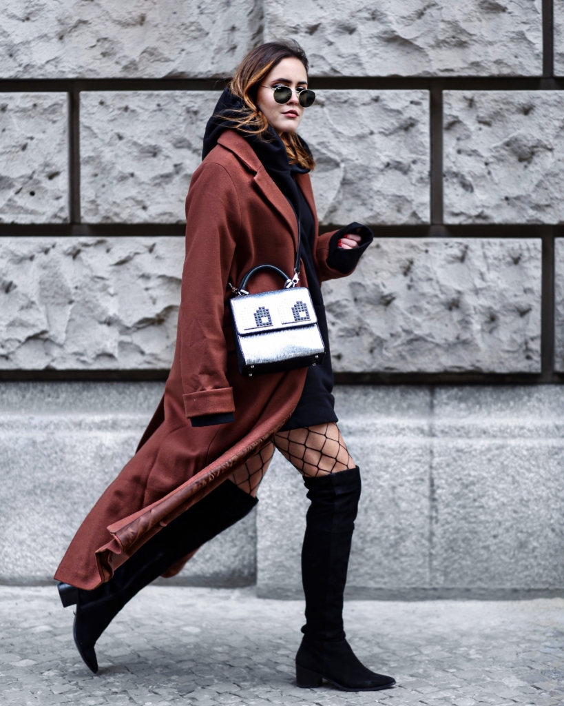 langer Mantel, Sonnenbrille, Silber Tasche, Overknees, Netzstrumpfhose, Sonnenbrille 