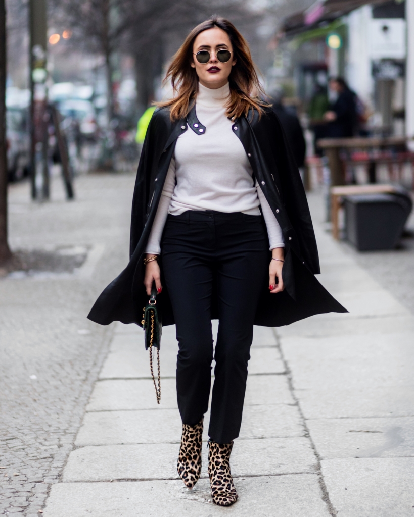 Lederjacke, Sonnenbrille, Rollkragenpullover, Jeans, Leo-Stiefeletten 