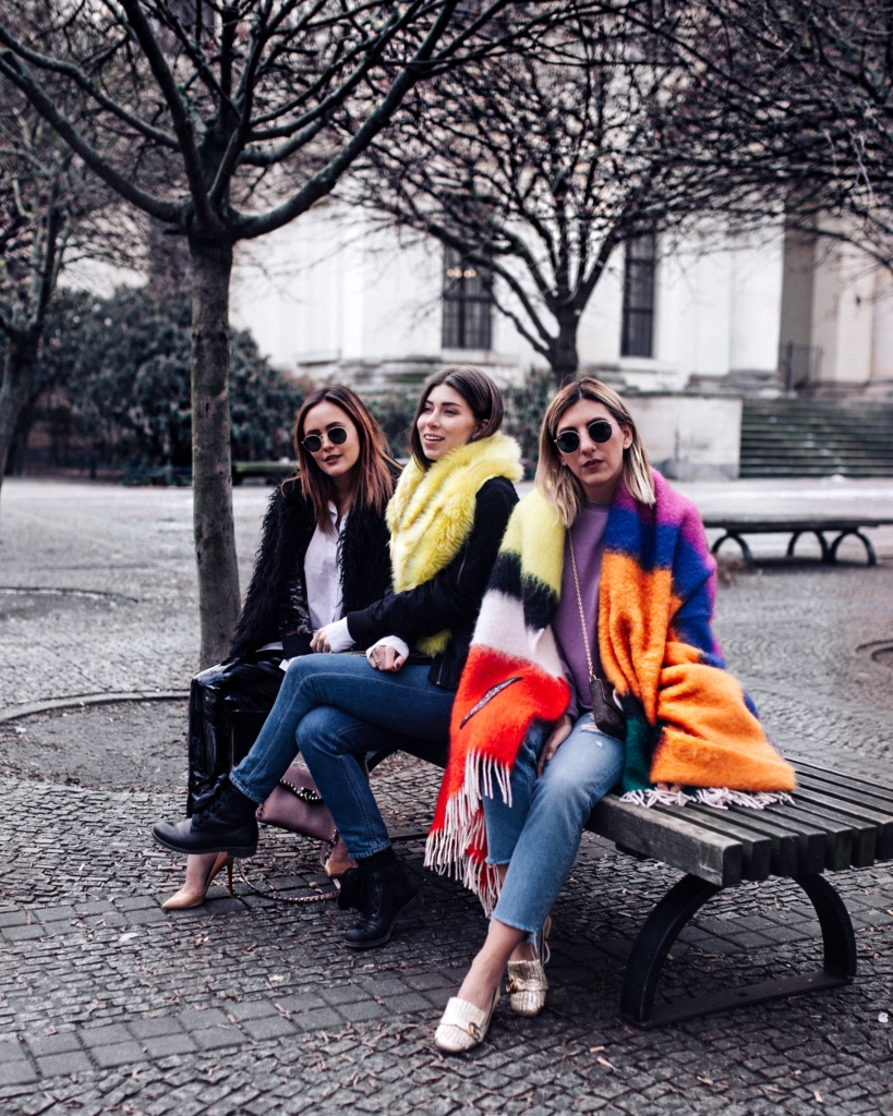 Freundinnen, Bunter  Schal, Pumps, Sonnenbrille 