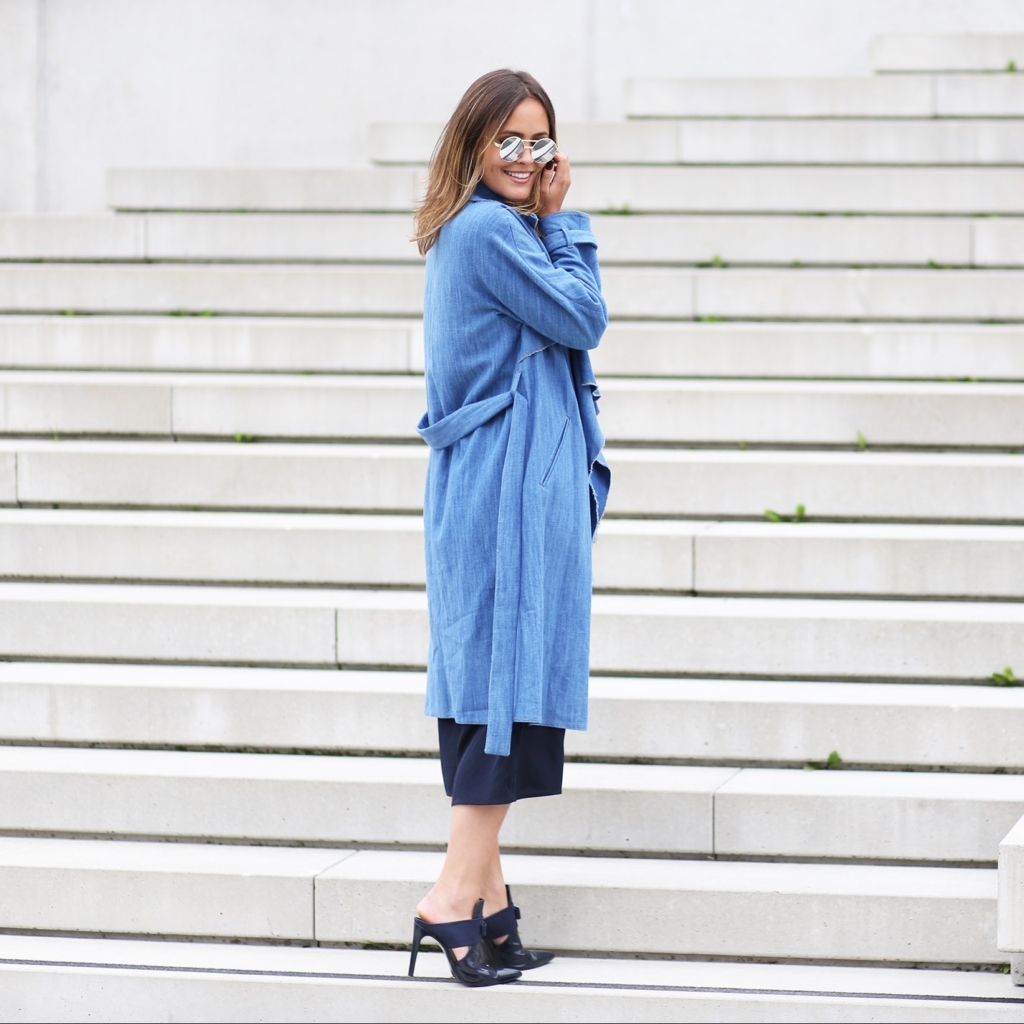 Herbst Look, Herbst Must Haves, Trenchcoat, Trench aus Denim, Denim Coat, Mules, Pantoletten in blau