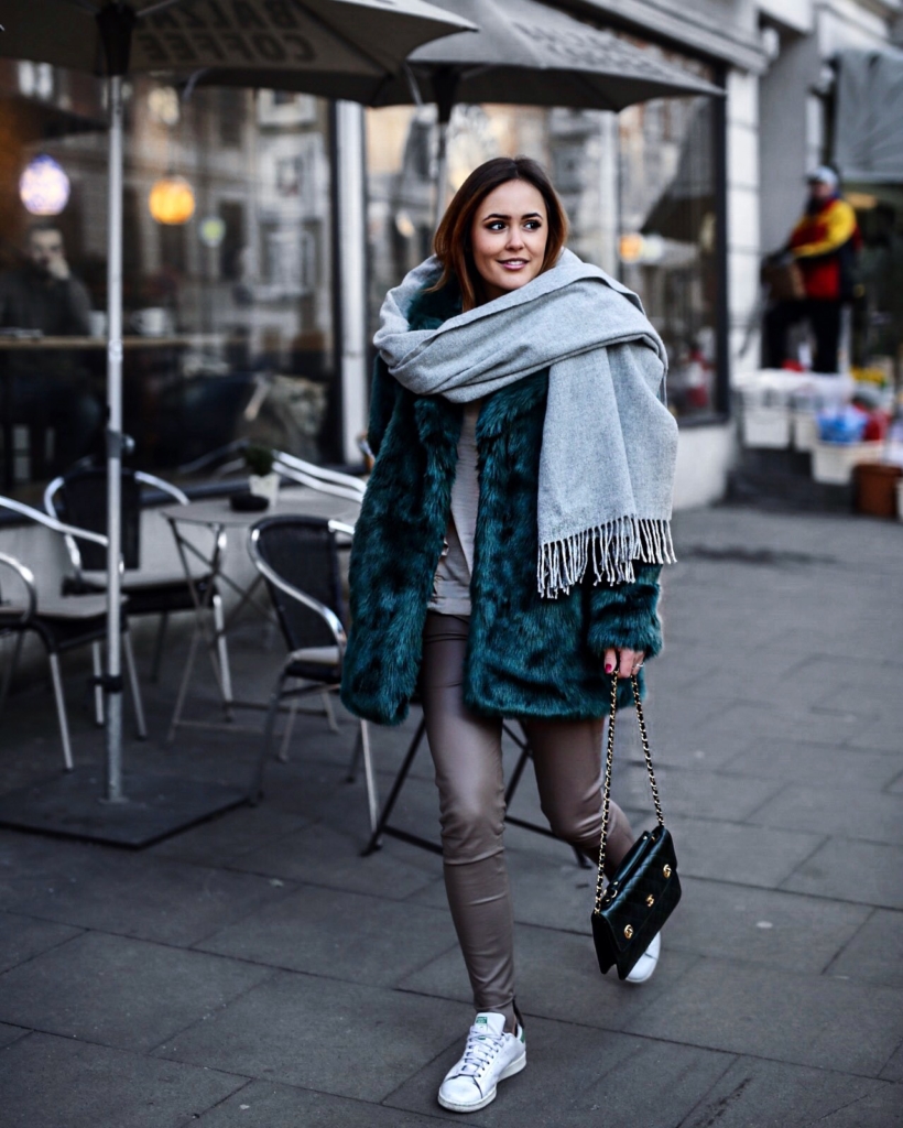 grüner Plüschmantel, Schal, Tasche, Jeans, Sneaker