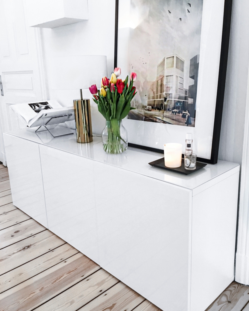 Dekoration - Tulpen, Kommode, Lampe, Buch, Gemälde, Kerzen