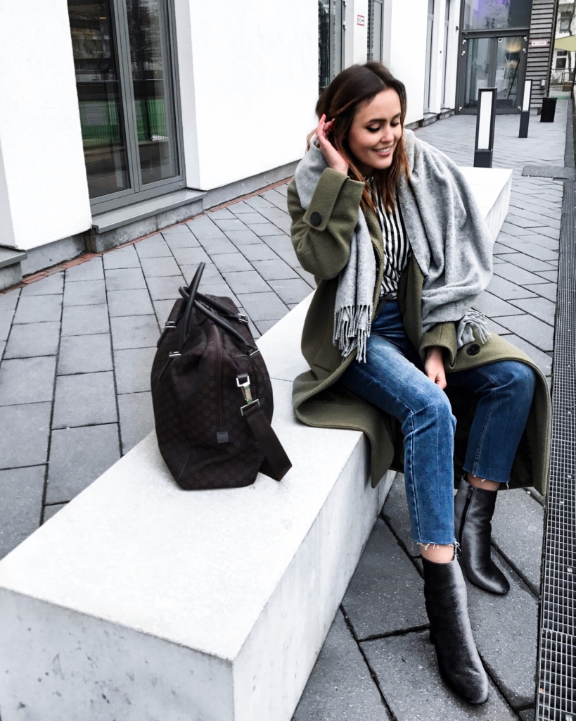 Shoppingbag, Jeans, Stiefeletten, Jacke, Schal, Streifenbluse