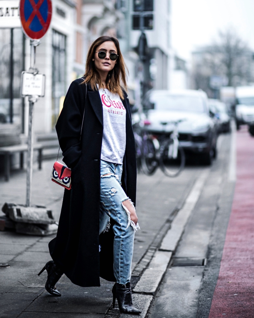 Printshirt, Sonnenbrille, Tasche, langer Mantel, Stiefeletten, Jeans 