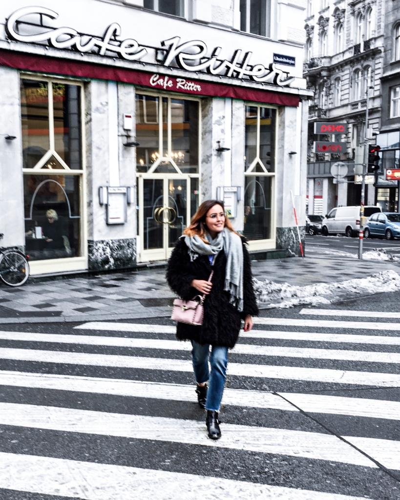 Mantel, rosa Tasche, Schal, Jeans, Boots