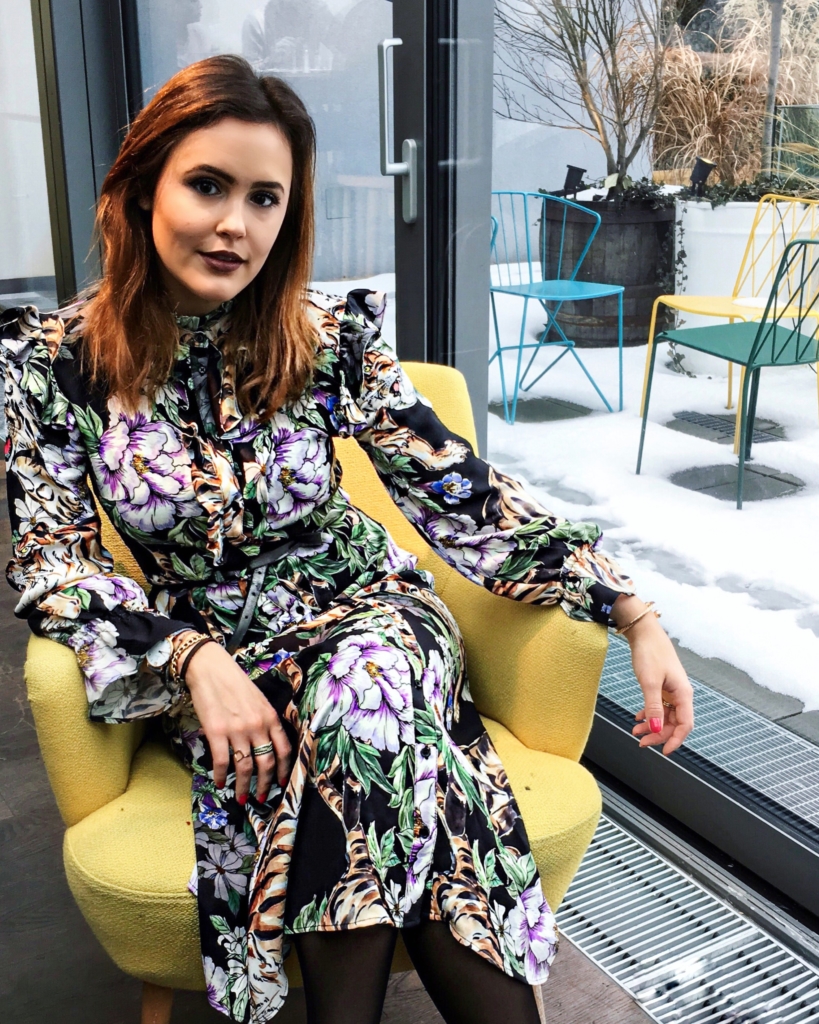 Blumenkleid, Strumpfhose, Schmuck 