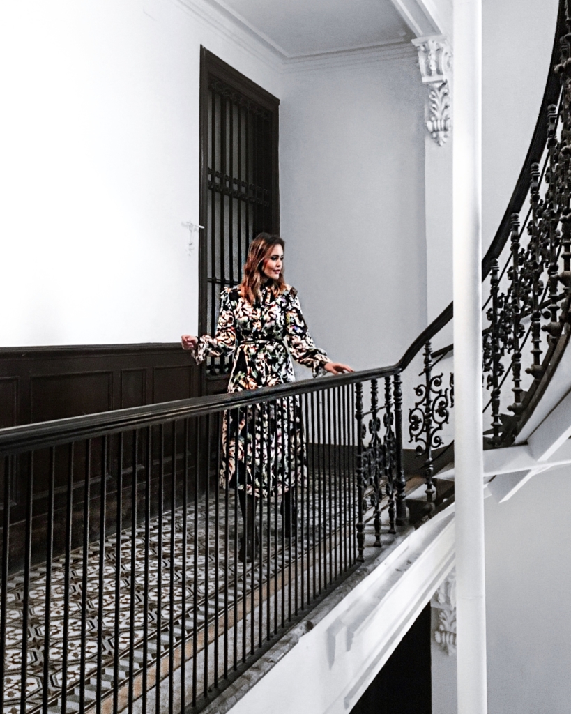 Blumenkleid im Treppenhaus 