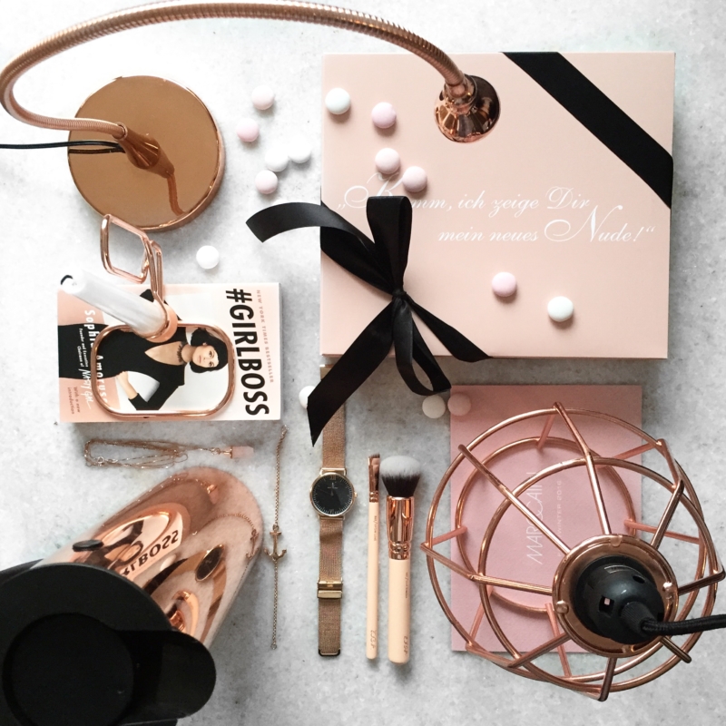 Dekoelemente, Buch und Pinsel