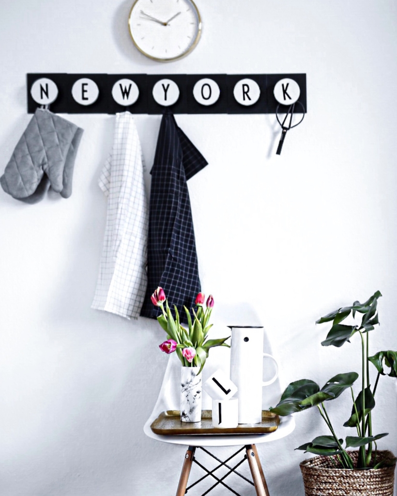 Dekoration - Uhr, Kleiderhaken, Tulpen, Kaffeekanne, Pflanze 