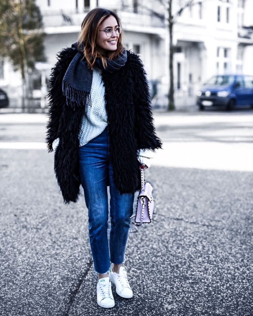 Plüschmantel, Schal, Sneaker, Jeans, Brille, Tasche