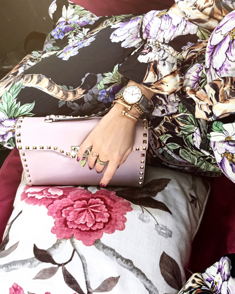 Detail - Blumenkleid, rosa Handtasche, Schmuck, Uhr 