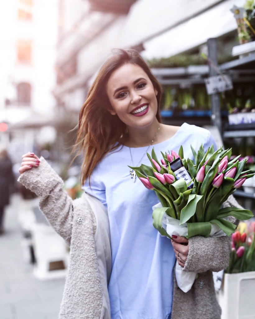 Flowers - Tulpen, Strickjacke, blaues Shirt, rote Lippen