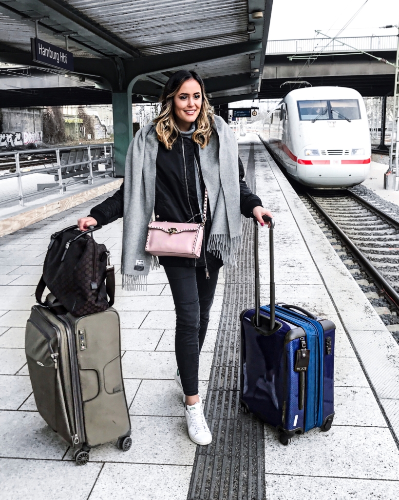 Travel - Koffer, Handtasche, Schal, Jeans, Sneaker, Jacke, ICE