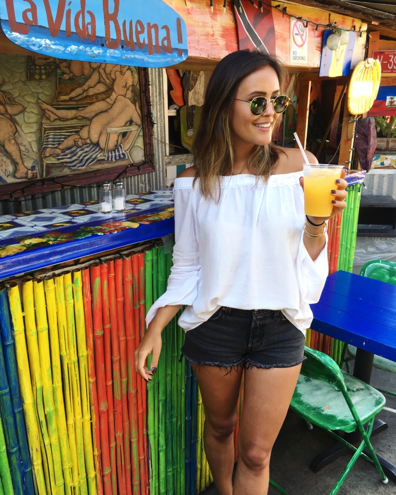 off-shoulder bluse und shorts
