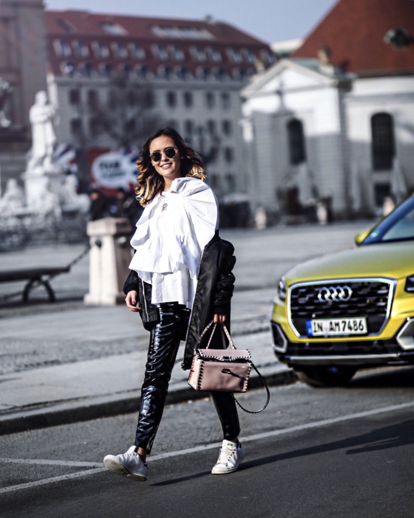 Streetstyle Audi - Bluse, Bomberjacke, rosa Tasche, Lederhose, Sonnenbrille, weiße Sneaker