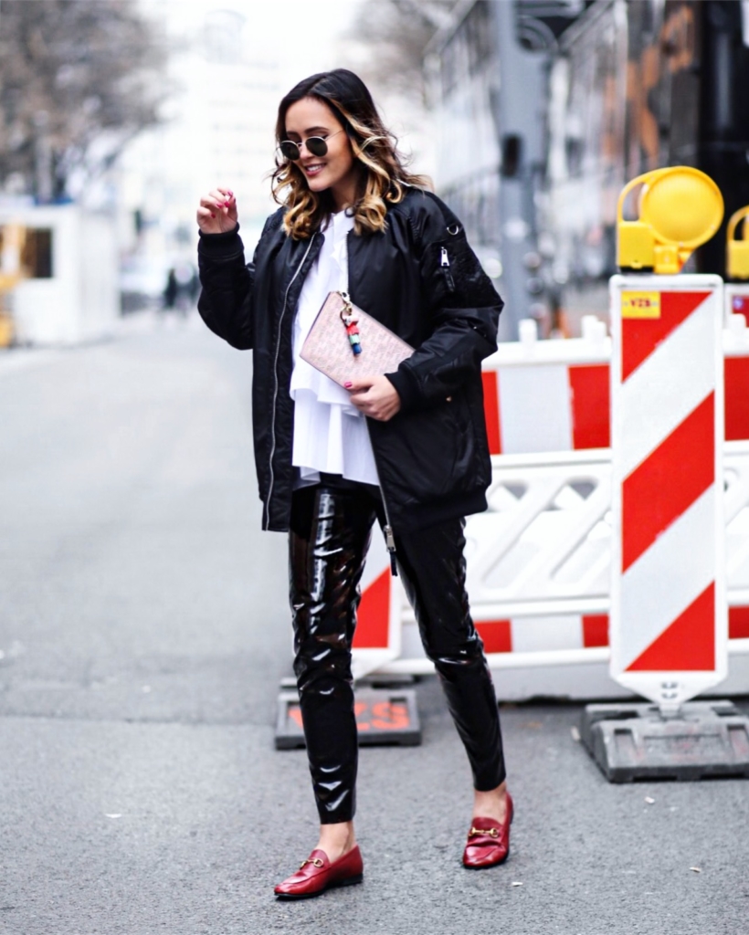 Streetstyle - Bomberjacke, Sonnenbrille, Bluse, Lederhose, rote Schuhe, Handtasche 