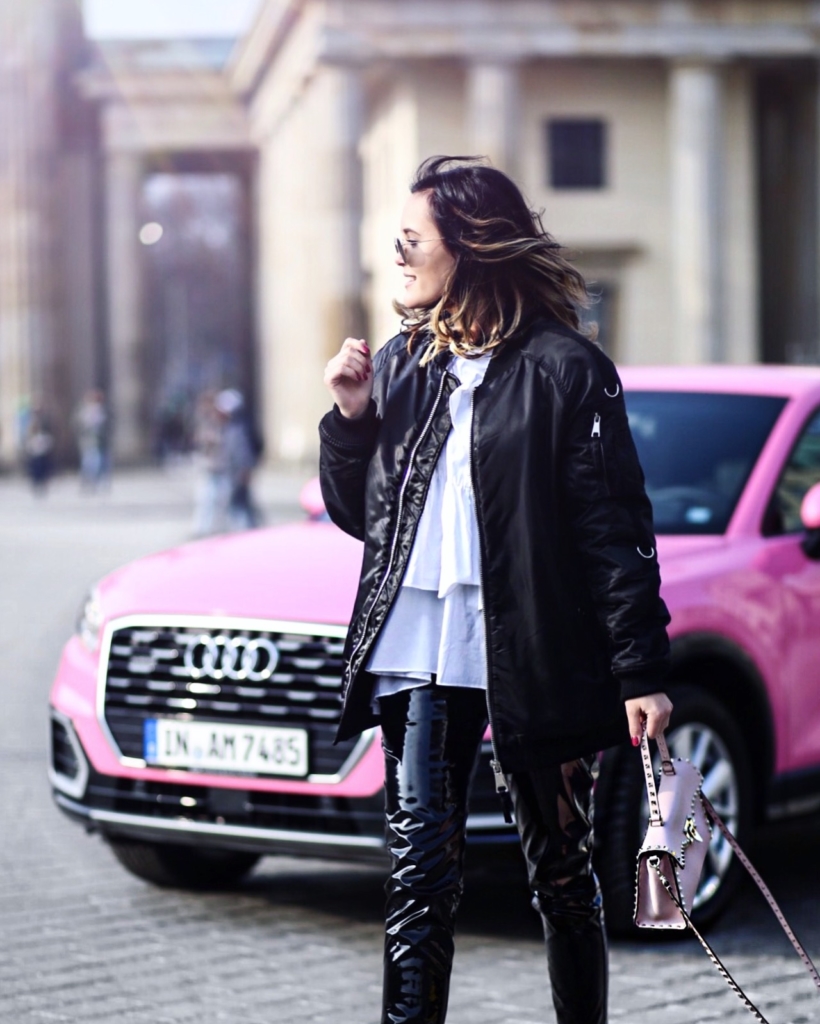 pinker Audi, Lederhose, Tache, Bomberjacke, Bluse