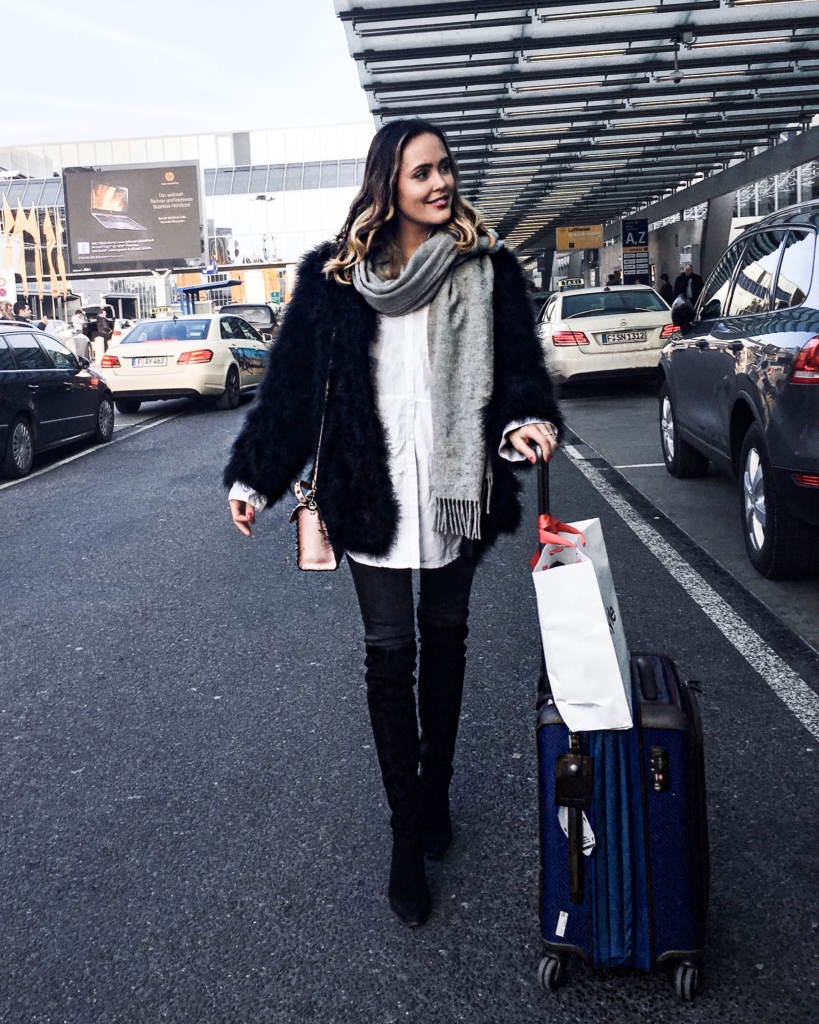 Travel - Flughafen, Plüschjacke, Koffer, Overknees, rosa Tasche, Schal 