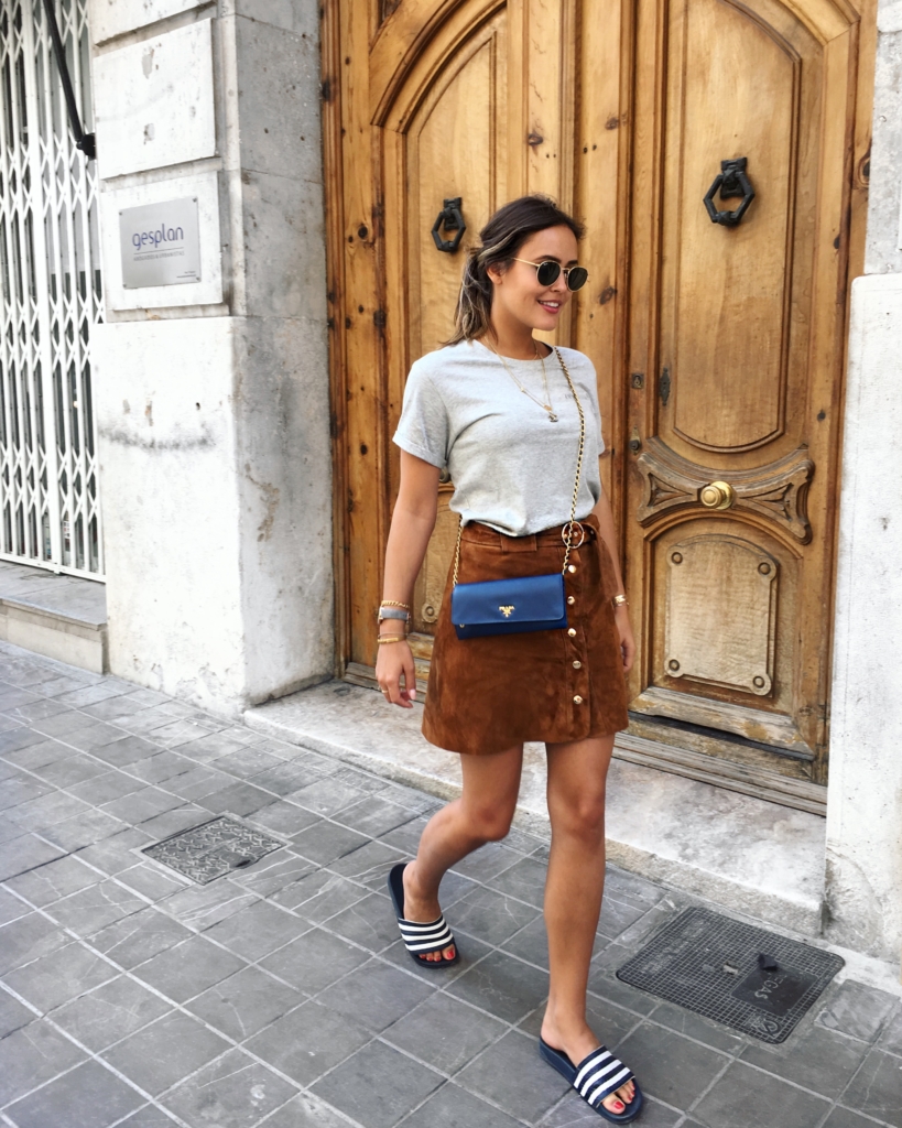 Streetstyle - T-Shirt, Tasche, Lederrock, Badelatschen