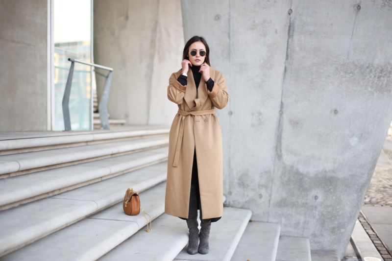 langer beiger Mantel von COS