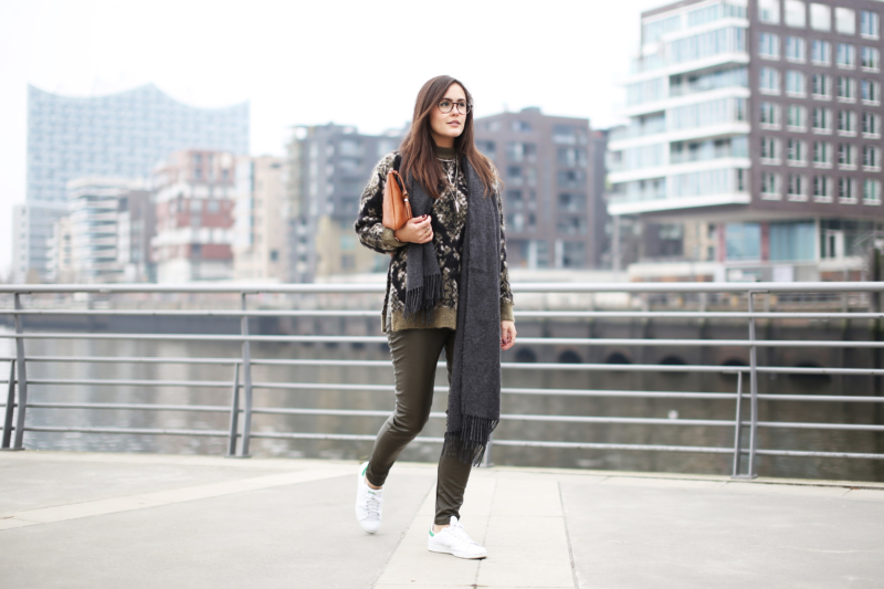 Scarf: Gina Tricot